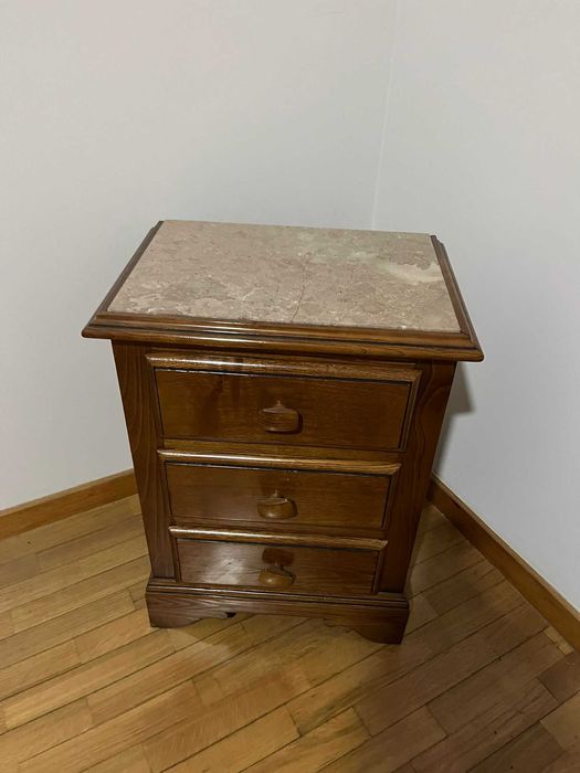 Conjunto de Móveis de Quarto em Madeira Maciça - 250€