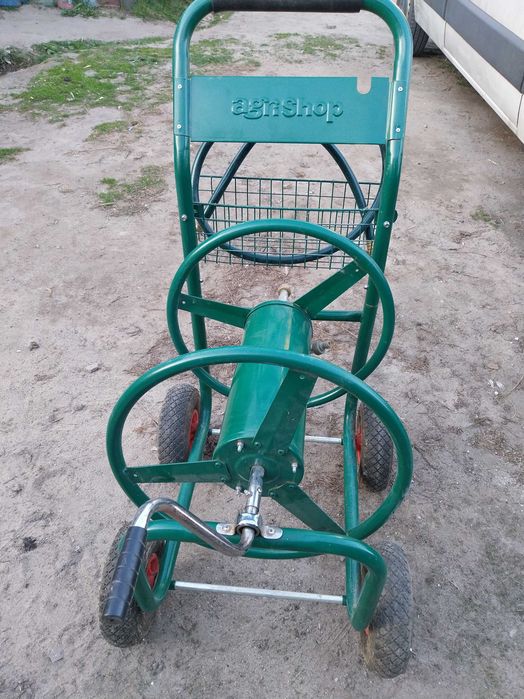 Stojak do weza ogrodowego na kolach