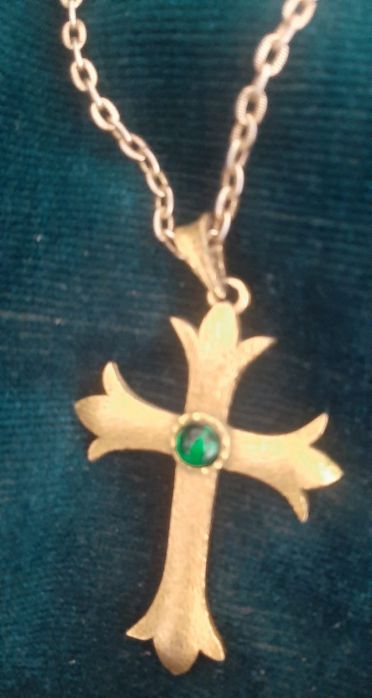 Colar com cruz pendente