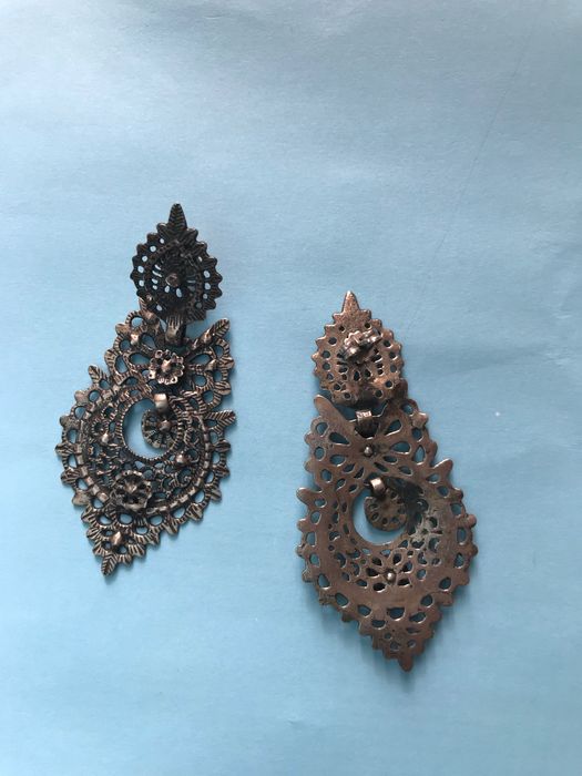 Brincos de senhora clássicos trabalhados