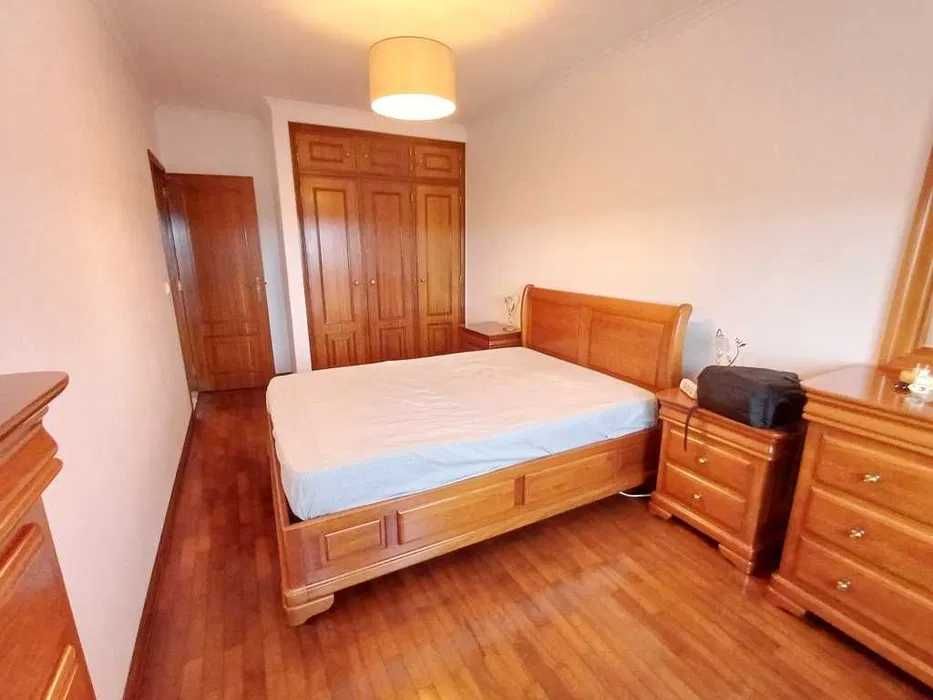 Mobilia de Quarto de Casal elegante e intemporal - Pinho-Mel
