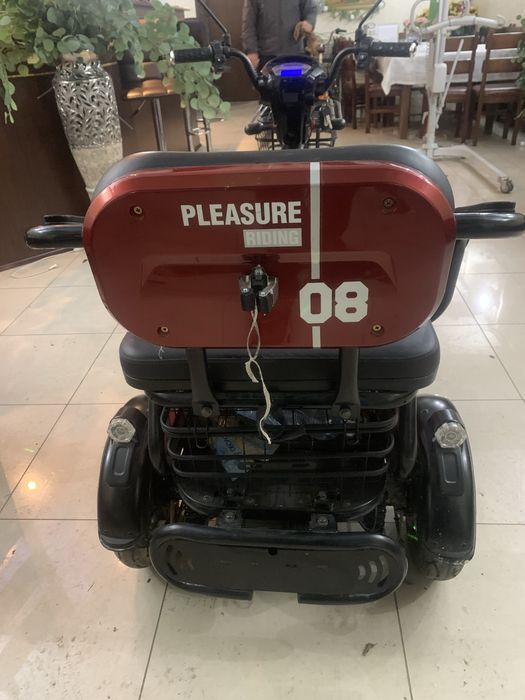 Трьохколісний електроскутер