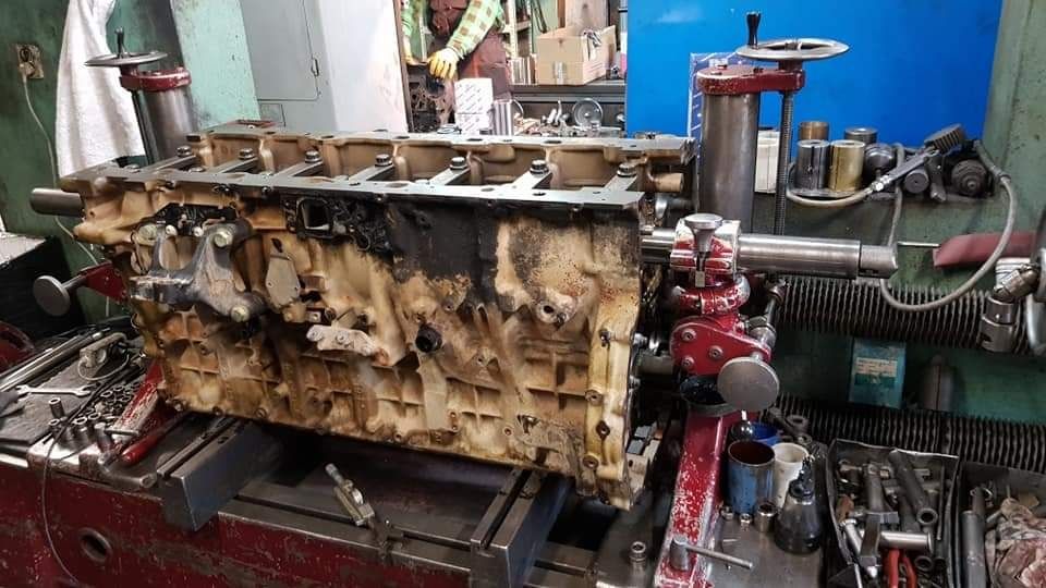 Osiowanie bloków, szlif wału do ciągników rolniczych