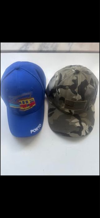 2 bonés um de camuflagem e outro azul