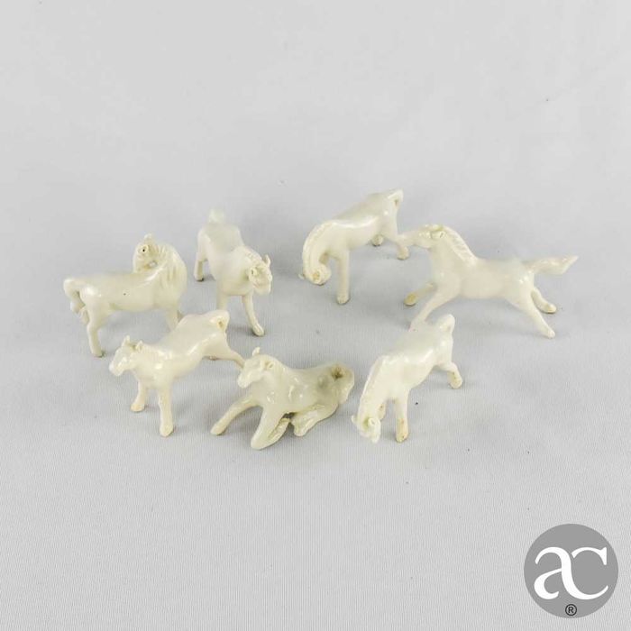 Conjunto de 7 cavalos porcelana da China “Blanc de Chine”