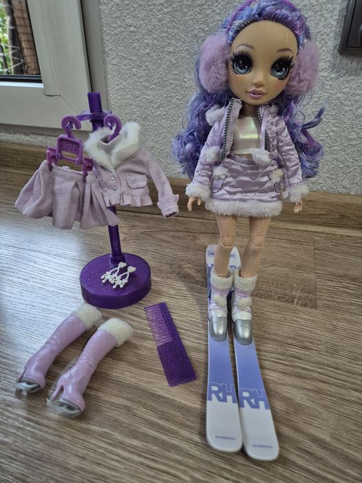 Lalka RAINBOW HIGH VIOLET WILLOW na nartach fioletowa