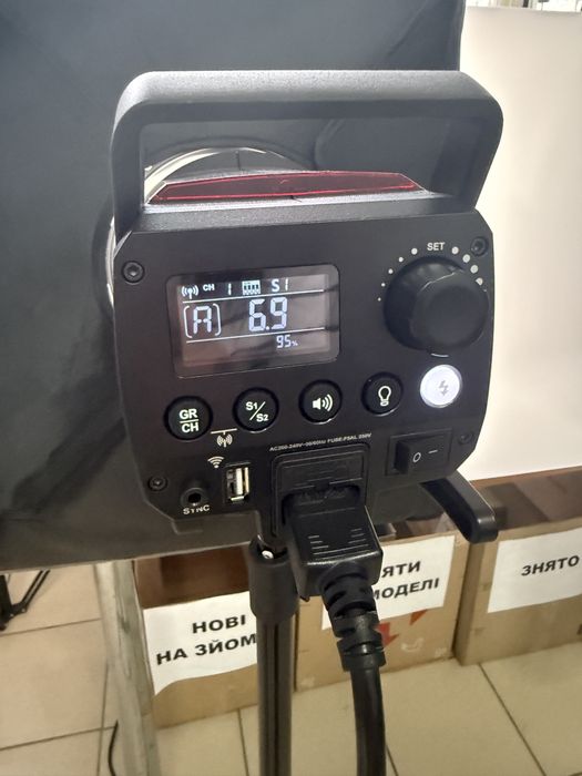 Студійний спалах Godox MS300v в ідеальному стані на гарантії є коробка
