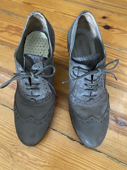 Sapatos de pele com salto