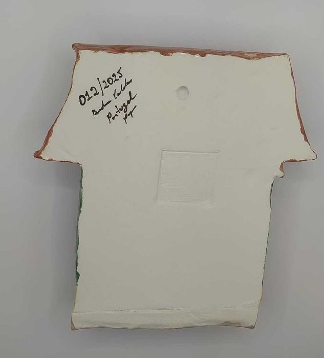 Escultura de cerâmica feita à mão: cão na sua casa de madeira