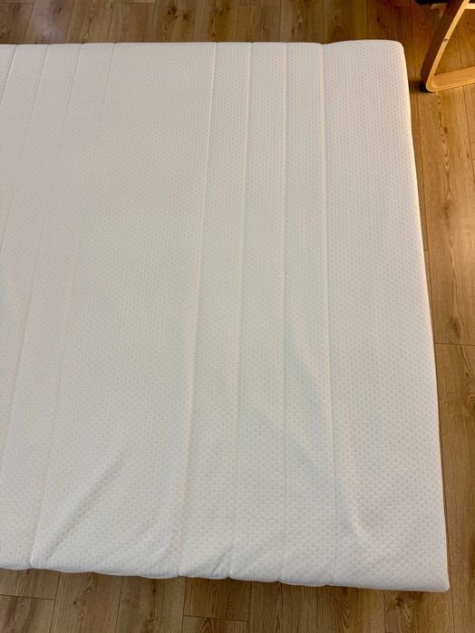 Cama de casal IKEA SLATTUM azul + colchão ÅKREHAMN 140x200