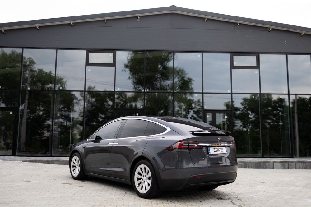 Оренда Tesla model X без застави