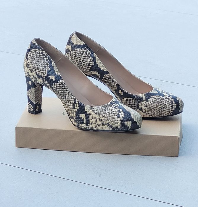 Buty na obcasie UNISA  motyw- skóra węża