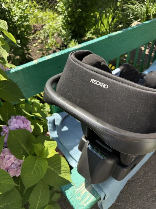 Продаю комплект: - автокрісло Recaro Privia 0+ - база RecaroFix