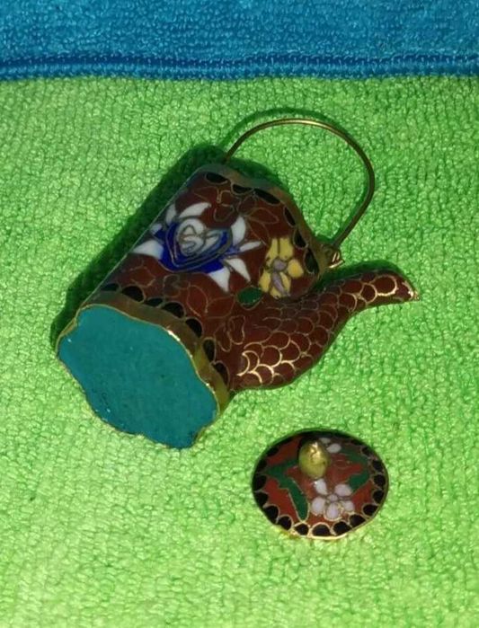Bule em miniatura decorativo 
feito com a técnica de esmalte cloisonné