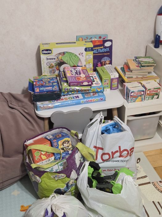 Різноманітні іграшки, ігри, пазли, машини, конструктор, книжки