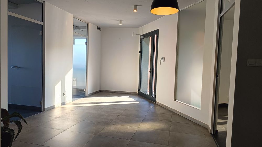 Lokal biurowo-usługowy o powierzchni 100m2 z 2 miejscami postojowymi