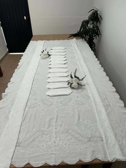 Toalha de Mesa Antiga, Bordada à Mão, em Linho, da Ilha da Madeira - com 12 Guardanapos