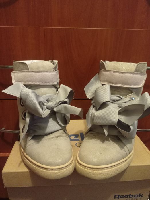 Продаю сникерсы - ботинки!