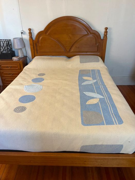 Cama de casal em madeira com cabeceira trabalhada