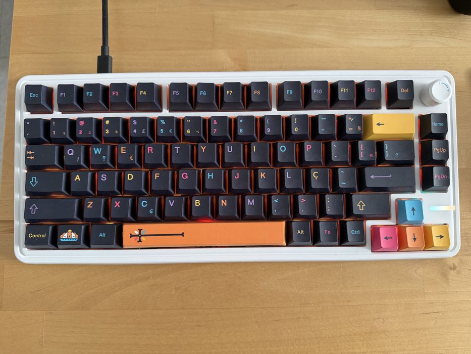 Teclado mecânico custom layout PT-BR