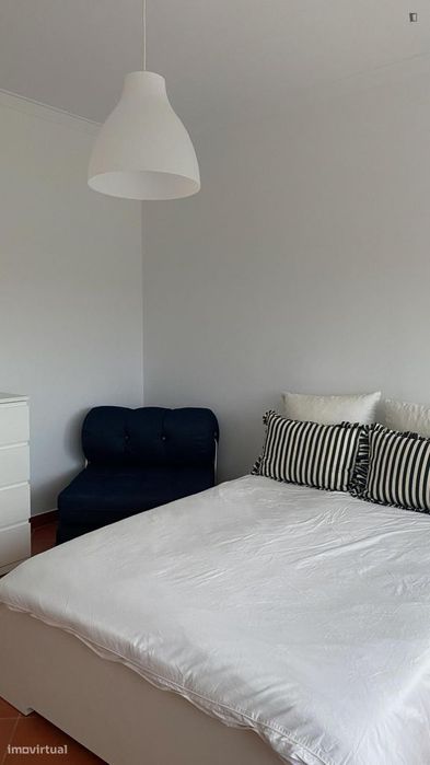 Quarto - localizado em Oeiras Lisbon