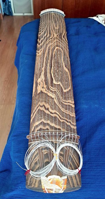 Koto, instrumeto japonês tradicional, de paulownia, feito à mão.
