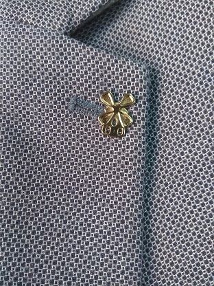 Pins pin wpinka przypinka w klapę marynarki WIATRAK