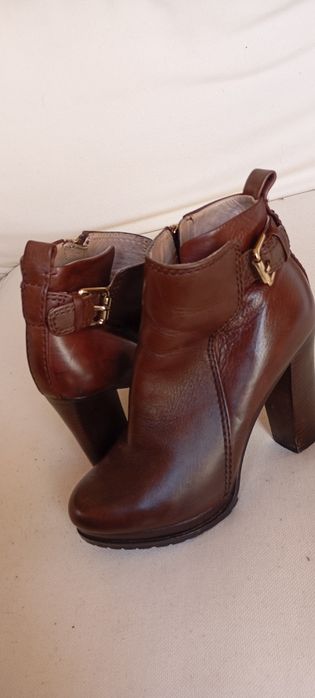 Botas castanha de salto alto Uterque