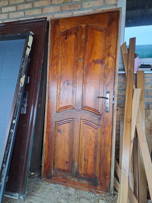 Дівері вхідні дерев'яні, і металеві