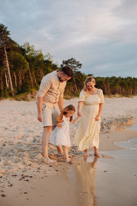 Fotograf rodzinny okolicznościowy chrzest panieński ślub wesele Kołobrzeg Ustronie Morskie sesja na plaży nad morzem sesja ciążowa