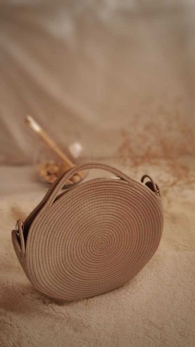 Жіноча кругла сумочка з плетеним ременем через плече. Handmade