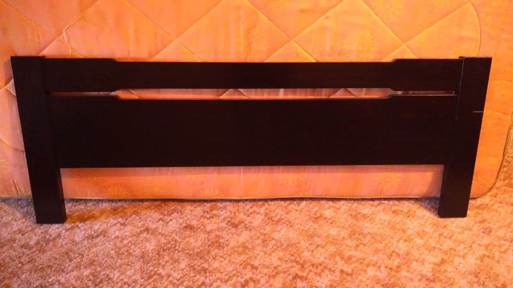 Cama c/ mesas de cabeceira.