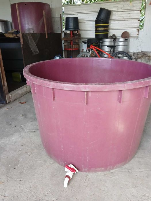 Vendo 2 dornas de 1000 litros com duas torneiras (á unidade)