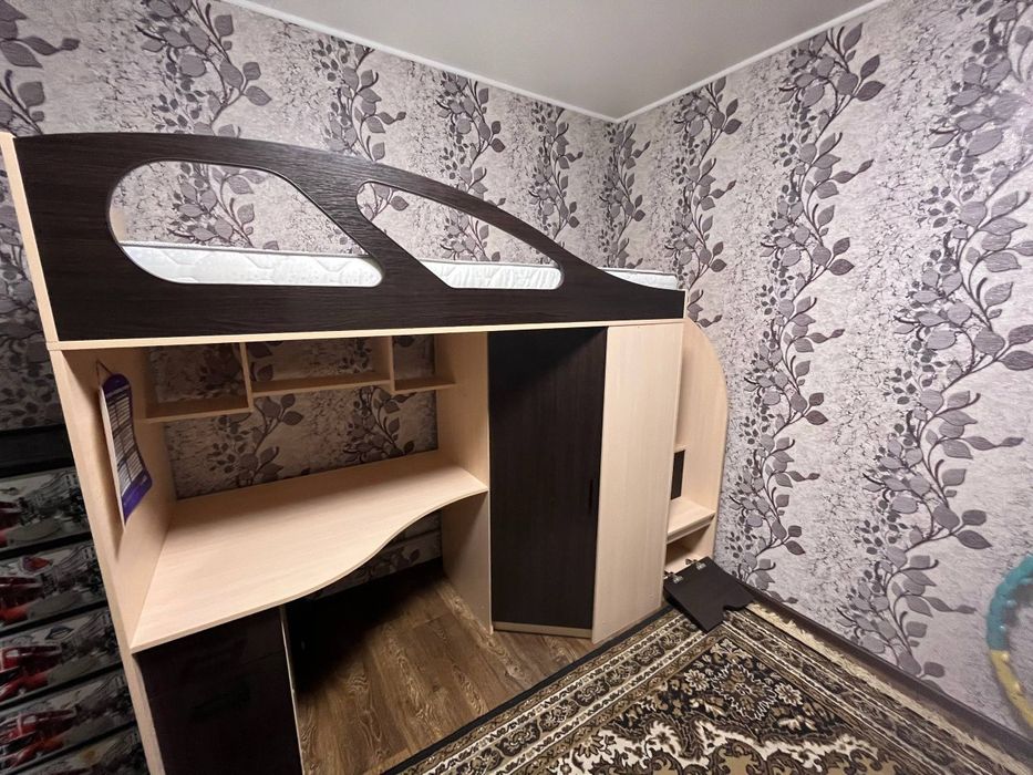 Сучасна двухярусна кровать чердак