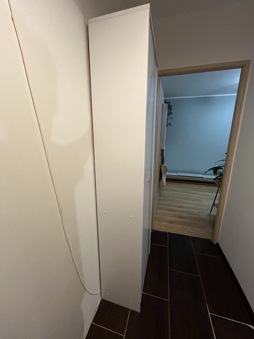 Biala szafa z półkami