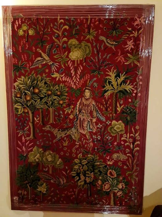 Antiga tapeçaria ricamente bordada à mão Medidas: 1,30x0,90 cm