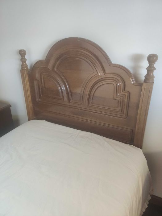 Roupeiro, mesa de cabeceira e cama individual (ofereço colchão)