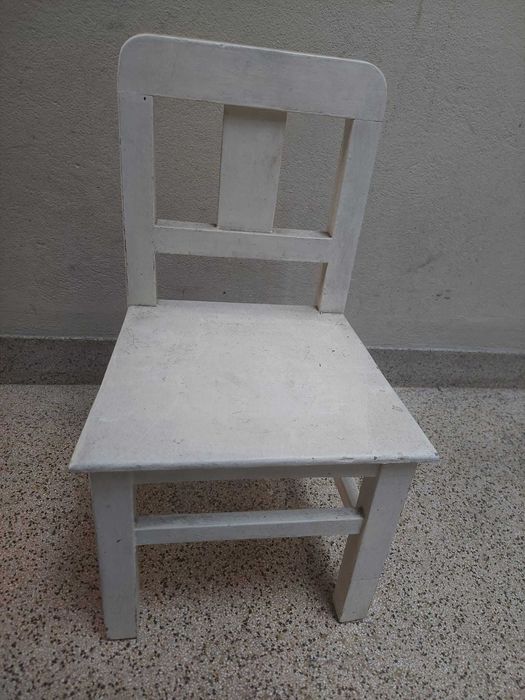 Cadeira pequena de madeira antiga