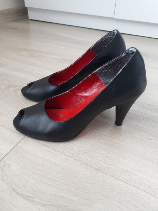 Czarne skórzane czółenka roz.36