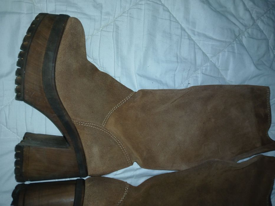 Botas cano alto camurça pele