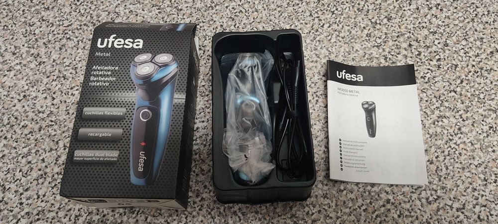 Ufesa AR3050 Máquina de Barbear Preta/Azul (Nova)