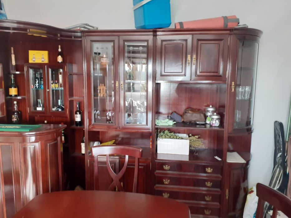 Móvel bar, mesa e 6 cadeiras em mogno