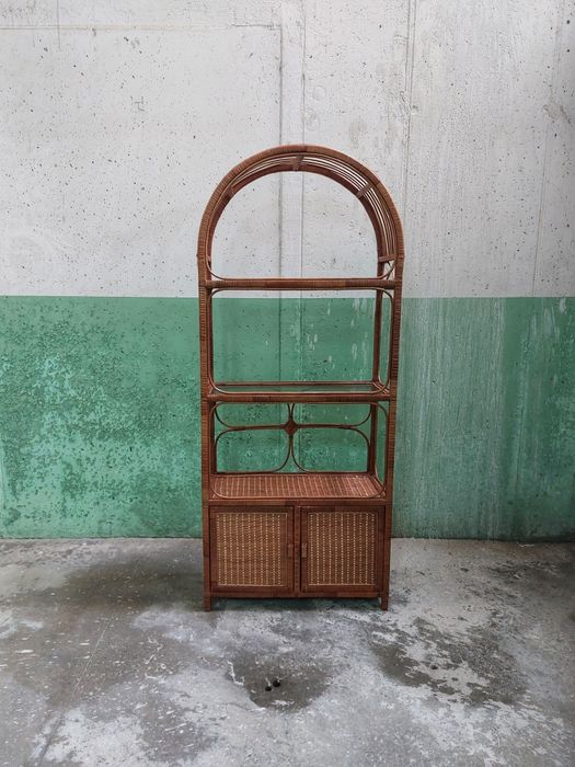 Estante Vintage dos Anos 60, em vime e vidro.