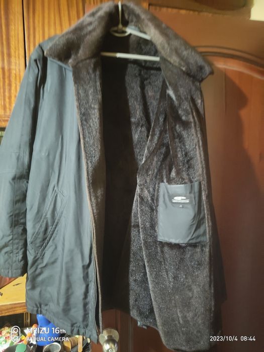 Продам куртку с подстежкой.