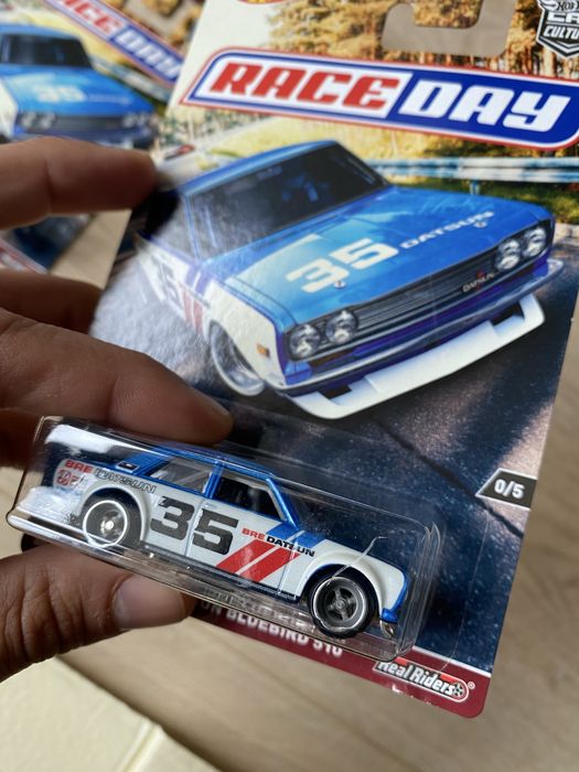 Hotwheels datsun 510 race day  box premium