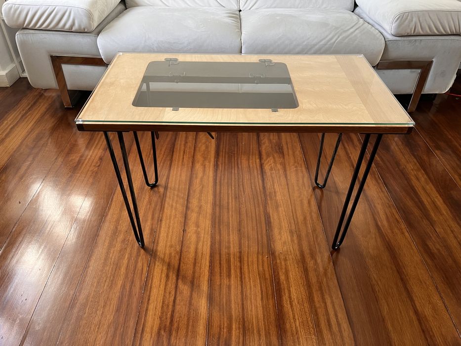 Mesa de centro em madeira e vidro