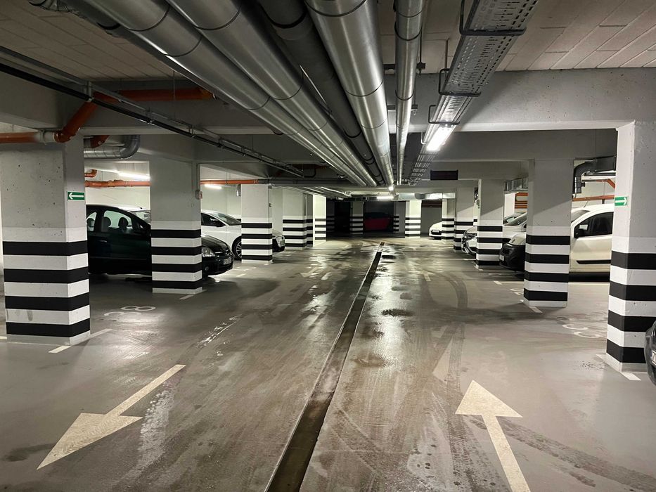 sprzedam miejsce postojowe w apartamentowcu