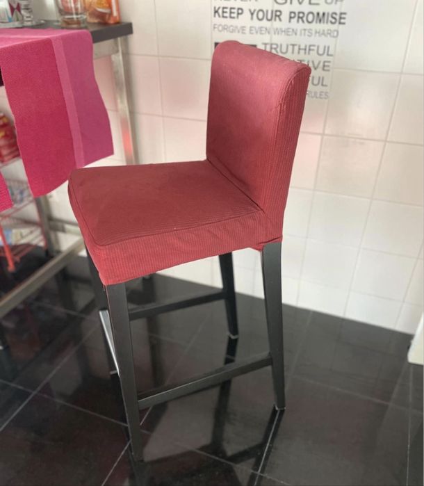 Mesa alta e duas cadeiras