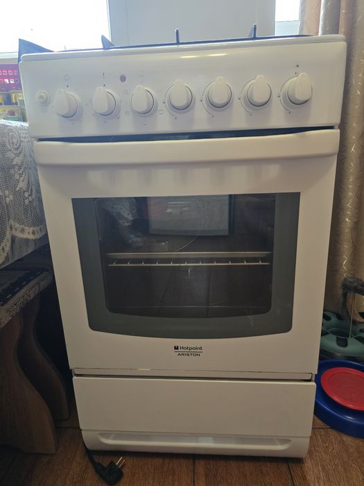 Продам газовут плиту Ariston
