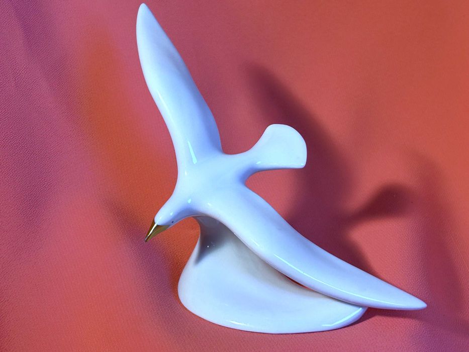 Figurka porcelanowa: „Mewa w locie”,biała porcelana Hollohaza,Hungary